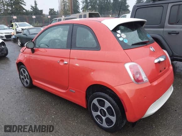 ✅ 2015 FIAT 500e • VIN: 3C3CFFGE4FT507130 • Lot: 43680408. Wystawiony na IAAI z przebiegiem 60 547 mil. Bezpłatny archiwum sprzedaży aukcyjnych z USA i szczegółowy raport historii pojazdu na DreamBid. Zdjęcie 3.