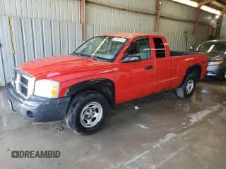 2005 Dodge Dakota ST z VIN 1D7HW22K95S236742, wystawiony jako Copart lot #54056535 z przebiegiem 90 638 mil mil oraz Szkoda całkowita • Salvage title. Historia ofert i sprzedaży dostępna na DreamBid. Obrazek 1.