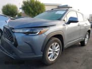 ✅ 2023 Toyota Corolla Cross LE • VIN: 7MUCAABG5PV045801 • Lot: 43504678. Wystawiony na IAAI z przebiegiem 24 996 mil. Bezpłatny archiwum sprzedaży aukcyjnych z USA i szczegółowy raport historii pojazdu na DreamBid. Zdjęcie 2.