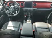 ✅ 2023 Jeep Wrangler Rubicon • VIN: 1C4HJXFN2PW639838 • Lot: 65577515. Wystawiony na Copart z przebiegiem 26 203 mil. Bezpłatny archiwum sprzedaży aukcyjnych z USA i szczegółowy raport historii pojazdu na DreamBid. Zdjęcie 8.