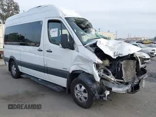 ✅ 2014 Mercedes-Benz Sprinter Passenger • VIN: WDZPE7CCXE5886059 • Lot: 41084195. Wystawiony na IAAI z przebiegiem Nie podano. Bezpłatny archiwum sprzedaży aukcyjnych z USA i szczegółowy raport historii pojazdu na DreamBid. Zdjęcie 1.