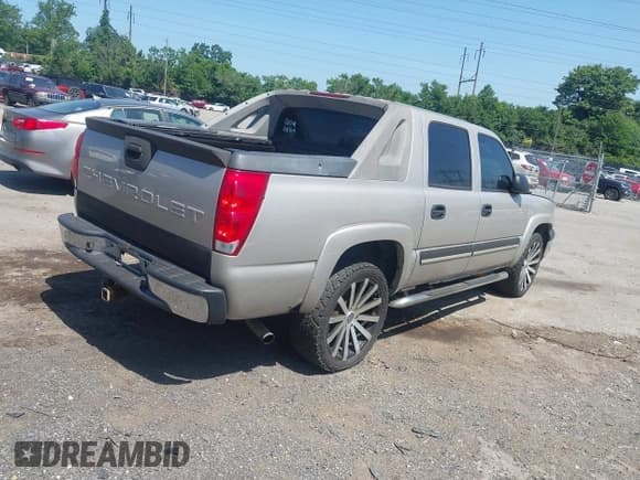 ✅ 2005 Chevrolet Avalanche LS • VIN: 3GNEC12Z05G254512 • Lot: 42584852. Listed on IAAI with 100,907 mi. Free auction sales archive from the USA and detailed vehicle history report at DreamBid. Image 4.