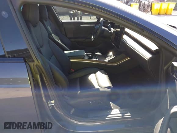 ✅ 2022 Tesla Model S • VIN: 5YJSA1E59NF477454 • Lot: 43486190. Wystawiony na IAAI z przebiegiem 22 594 mil. Bezpłatny archiwum sprzedaży aukcyjnych z USA i szczegółowy raport historii pojazdu na DreamBid. Zdjęcie 5.