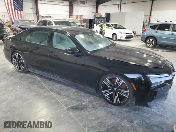 ✅ 2024 BMW 7 Series 740i xDrive • VIN: WBA33EH04RCR24049 • Lot: 64832905. Wystawiony na Copart z przebiegiem 12 416 mil. Bezpłatny archiwum sprzedaży aukcyjnych z USA i szczegółowy raport historii pojazdu na DreamBid. Zdjęcie 4.