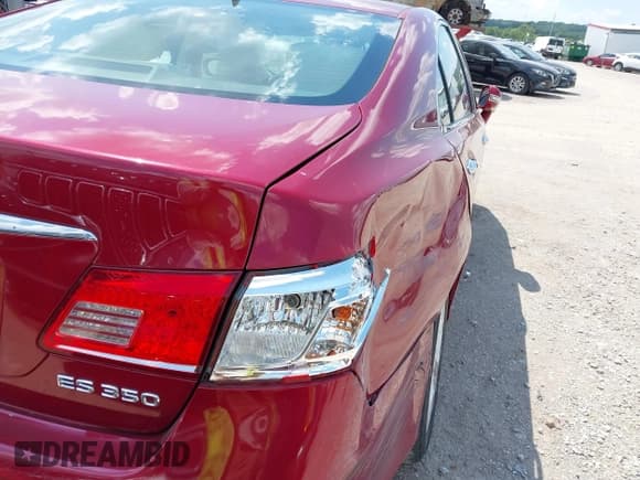 ✅ 2010 Lexus ES 330 • VIN: JTHBK1EG8A2379249 • Lot: 42995035. Listed on IAAI with 165,410 mi. Free auction sales archive from the USA and detailed vehicle history report at DreamBid. Image 12.