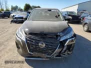 ✅ 2025 Nissan Kicks Play S • VIN: 3N1CP5BV1SL497972 • Lot: 85904385. Wystawiony na Copart z przebiegiem 274 mil. Bezpłatny archiwum sprzedaży aukcyjnych z USA i szczegółowy raport historii pojazdu na DreamBid. Zdjęcie 5.