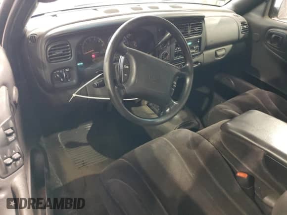 2000 Dodge Dakota Sport z VIN 1B7GG22NXYS573079, wystawiony jako Copart lot #66582204 z przebiegiem 128 435 mil mil oraz Czysty tytuł • Clean title. Historia ofert i sprzedaży dostępna na DreamBid. Obrazek 8.