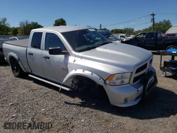 2017 Ram 1500 Express z VIN 1C6RR6FG3HS585667, wystawiony jako Copart lot #69868025 z przebiegiem 95 401 mil mil oraz Szkoda całkowita • Salvage title. Historia ofert i sprzedaży dostępna na DreamBid. Obrazek 4.