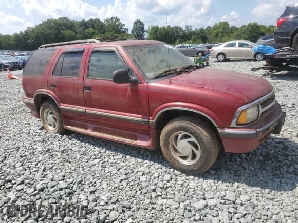 ✅ 1996 Chevrolet Blazer • VIN: 1GNDT13W1T2111686 • Lot: 64119395. Wystawiony na Copart z przebiegiem 138 596 mil. Bezpłatny archiwum sprzedaży aukcyjnych z USA i szczegółowy raport historii pojazdu na DreamBid. Zdjęcie 4.