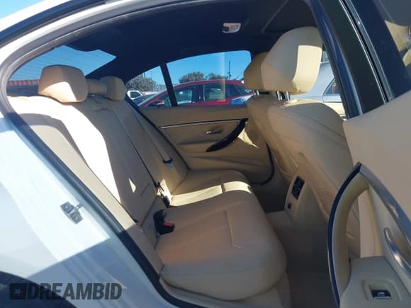 ✅ 2016 BMW 3 Series 328i • VIN: WBA8E9G55GNT82921 • Lot: 43791702. Wystawiony na IAAI z przebiegiem 121 914 mil. Bezpłatny archiwum sprzedaży aukcyjnych z USA i szczegółowy raport historii pojazdu na DreamBid. Zdjęcie 8.