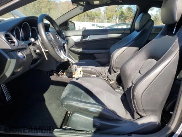 ✅ 2015 Mercedes-Benz C 250 • VIN: WDDGJ4HB9FG369003 • Lot: 90714945. Wystawiony na Copart z przebiegiem 111 361 mil. Bezpłatny archiwum sprzedaży aukcyjnych z USA i szczegółowy raport historii pojazdu na DreamBid. Zdjęcie 7.