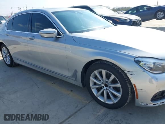 ✅ 2016 BMW 7 Series 740i • VIN: WBA7E2C5XGG739099 • Lot: 41526038. Wystawiony na IAAI z przebiegiem 123 900 mil. Bezpłatny archiwum sprzedaży aukcyjnych z USA i szczegółowy raport historii pojazdu na DreamBid. Zdjęcie 6.