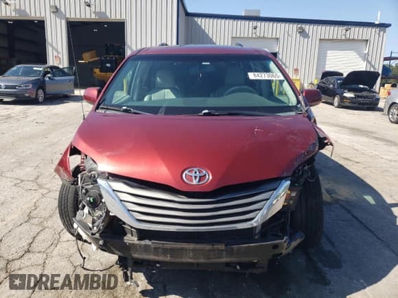 ✅ 2014 Toyota Sienna XLE • VIN: 5TDYK3DC8ES443133 • Lot: 84273065. Listed on Copart with 125,381 mi. Free auction sales archive from the USA and detailed vehicle history report at DreamBid. Image 5.