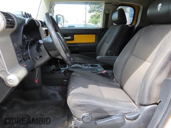 ✅ 2007 Toyota FJ Cruiser • VIN: JTEBU11F370076307 • Lot: 82147615. Wystawiony na Copart z przebiegiem 182 609 mil. Bezpłatny archiwum sprzedaży aukcyjnych z USA i szczegółowy raport historii pojazdu na DreamBid. Zdjęcie 9.