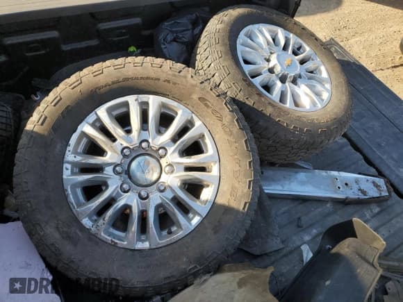 ✅ 2022 Chevrolet Silverado 2500HD High Country • VIN: 1GC4YREY8NF122025 • Lot: 92279435. Wystawiony na Copart z przebiegiem 17 312 mil. Bezpłatny archiwum sprzedaży aukcyjnych z USA i szczegółowy raport historii pojazdu na DreamBid. Zdjęcie 12.