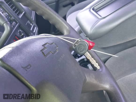 2004 Chevrolet Silverado 1500 z VIN 1GCEC14T24Z201973, wystawiony jako IAAI lot #41975574 z przebiegiem 127 796 mil mil oraz . Historia ofert i sprzedaży dostępna na DreamBid. Obrazek 11.