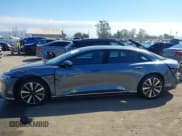 ✅ 2023 Lucid Air Pure • VIN: 50EA1PFA3PA007664 • Lot: 43409294. Wystawiony na IAAI z przebiegiem 13 380 mil. Bezpłatny archiwum sprzedaży aukcyjnych z USA i szczegółowy raport historii pojazdu na DreamBid. Zdjęcie 14.