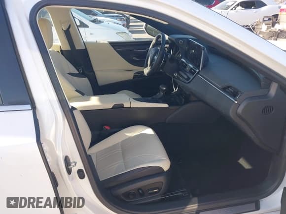 ✅ 2022 Lexus ES 300h Luxury • VIN: 58AEA1C14NU021371 • Лот: 41831043. Опубликован ранее на IAAI с пробегом 10 690 миль. Бесплатный доступ к архиву аукционных продаж из США и подробный отчёт об истории автомобиля на DreamBid. Изображение 5.