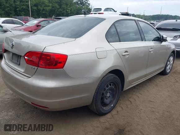 ✅ 2014 Volkswagen Jetta TDI w/Premium/Nav • VIN: 3VWLL7AJXEM233356 • Lot: 42934605. Wystawiony na IAAI z przebiegiem 124 110 mil. Bezpłatny archiwum sprzedaży aukcyjnych z USA i szczegółowy raport historii pojazdu na DreamBid. Zdjęcie 4.