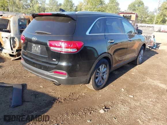 ✅ 2017 Kia Sorento LX • VIN: 5XYPGDA3XHG263175 • Lot: 43054558. Listed on IAAI with 153,018 mi. Free auction sales archive from the USA and detailed vehicle history report at DreamBid. Image 4.