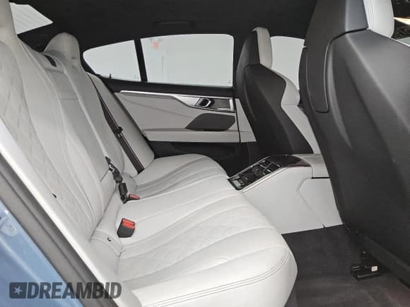 ✅ 2022 BMW M8 Competition • VIN: WBSGV0C09NCH48923 • Lot: 57902905. Wystawiony na Copart z przebiegiem 28 881 mil. Bezpłatny archiwum sprzedaży aukcyjnych z USA i szczegółowy raport historii pojazdu na DreamBid. Zdjęcie 10.