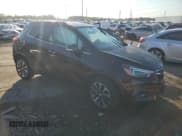 ✅ 2018 Buick Encore Essence • VIN: KL4CJCSB1JB570776 • Лот: 71449275. Опубликован ранее на Copart с пробегом 80 697 миль. Бесплатный доступ к архиву аукционных продаж из США и подробный отчёт об истории автомобиля на DreamBid. Изображение 4.