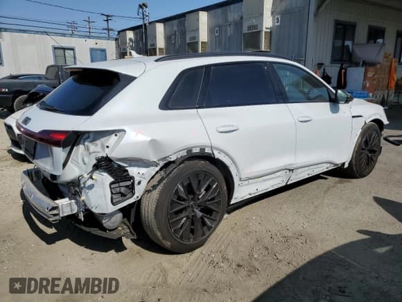 ✅ 2024 Audi Q8 e-tron • VIN: WA16AAGE1RB052327 • Лот: 61495325. Опубликован ранее на Copart с пробегом 5 642 миль. Бесплатный доступ к архиву аукционных продаж из США и подробный отчёт об истории автомобиля на DreamBid. Изображение 3.