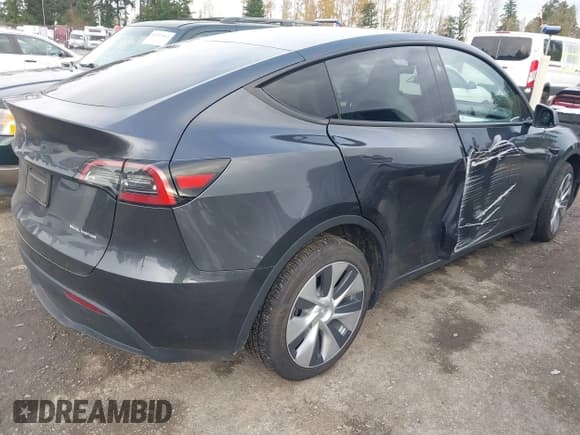 ✅ 2024 Tesla Model Y Long Range • VIN: 7SAYGDEE4RF065655 • Lot: 43764038. Wystawiony na IAAI z przebiegiem 9 832 mil. Bezpłatny archiwum sprzedaży aukcyjnych z USA i szczegółowy raport historii pojazdu na DreamBid. Zdjęcie 4.