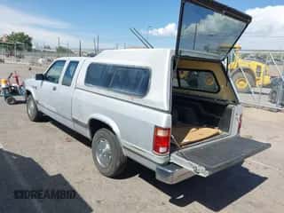 1990 Dodge Dakota z VIN 1B7GL23X0LS642396, wystawiony jako IAAI lot #42359220 z przebiegiem 177 562 mil mil oraz . Historia ofert i sprzedaży dostępna na DreamBid. Obrazek 3.