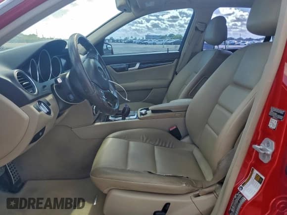 ✅ 2014 Mercedes-Benz C 250 Sport • VIN: WDDGF4HB9EA955252 • Лот: 92860885. Опубликован ранее на Copart с пробегом 93 110 миль. Бесплатный доступ к архиву аукционных продаж из США и подробный отчёт об истории автомобиля на DreamBid. Изображение 7.