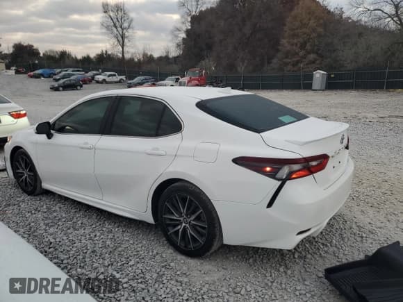 ✅ 2024 Toyota Camry SE • VIN: 4T1G11AK5RU198805 • Lot: 93264535. Wystawiony na Copart z przebiegiem 23 681 mil. Bezpłatny archiwum sprzedaży aukcyjnych z USA i szczegółowy raport historii pojazdu na DreamBid. Zdjęcie 2.