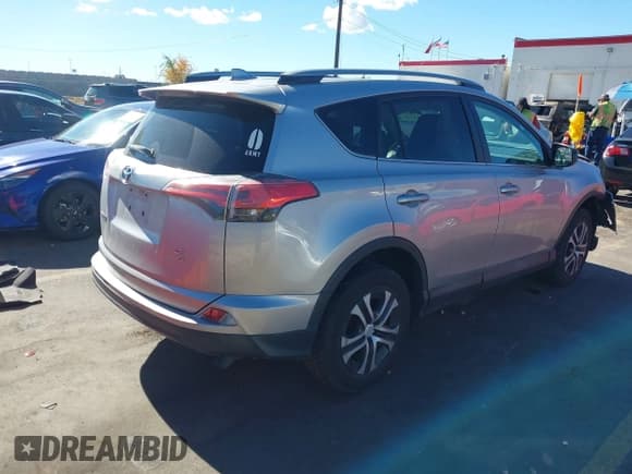 ✅ 2017 Toyota RAV4 LE • VIN: 2T3BFREV8HW567757 • Лот: 43492493. Опубликован ранее на IAAI с пробегом 131 999 миль. Бесплатный доступ к архиву аукционных продаж из США и подробный отчёт об истории автомобиля на DreamBid. Изображение 4.