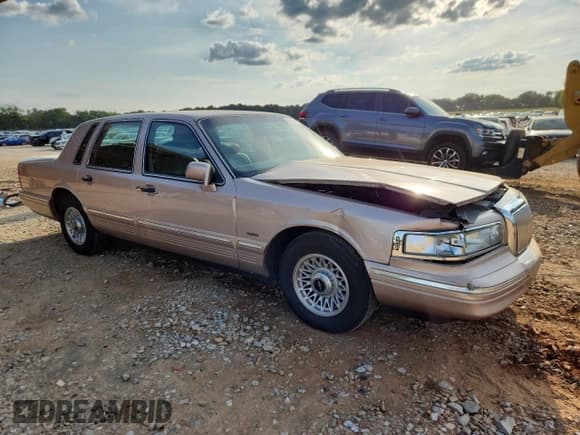 ✅ 1996 Lincoln Town Car Executive • VIN: 1LNLM81W9TY702967 • Лот: 71869405. Опубликован ранее на Copart с пробегом 67 697 миль. Бесплатный доступ к архиву аукционных продаж из США и подробный отчёт об истории автомобиля на DreamBid. Изображение 4.