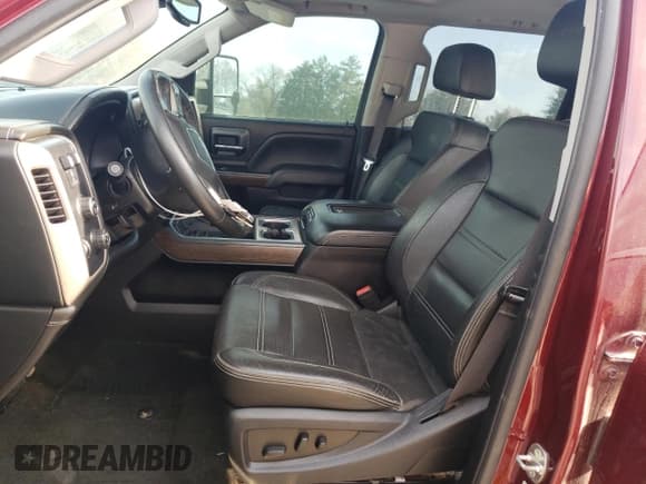 ✅ 2017 GMC Sierra 2500HD Denali • VIN: 1GT12UEY9HF186344 • Lot: 91112885. Wystawiony na Copart z przebiegiem 150 140 mil. Bezpłatny archiwum sprzedaży aukcyjnych z USA i szczegółowy raport historii pojazdu na DreamBid. Zdjęcie 7.