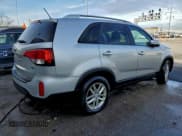 ✅ 2015 Kia Sorento LX • VIN: 5XYKTCA69FG630199 • Lot: 94114245. Wystawiony na Copart z przebiegiem 214 954 mil. Bezpłatny archiwum sprzedaży aukcyjnych z USA i szczegółowy raport historii pojazdu na DreamBid. Zdjęcie 3.
