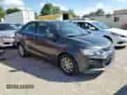 2018 Chevrolet Sonic LT z VIN 1G1JD5SH8J4111343, wystawiony jako Copart lot #57975324 z przebiegiem 186 149 mil mil oraz Szkoda całkowita • Salvage title. Historia ofert i sprzedaży dostępna na DreamBid. Obrazek 4.