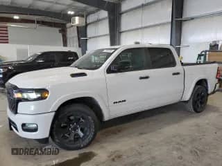 2025 Ram 1500 Big Horn z VIN 1C6RRFFG0SN518126, wystawiony jako Copart lot #71592205 z przebiegiem 22 079 mil mil oraz Szkoda całkowita • Salvage title. Historia ofert i sprzedaży dostępna na DreamBid. Obrazek 1.