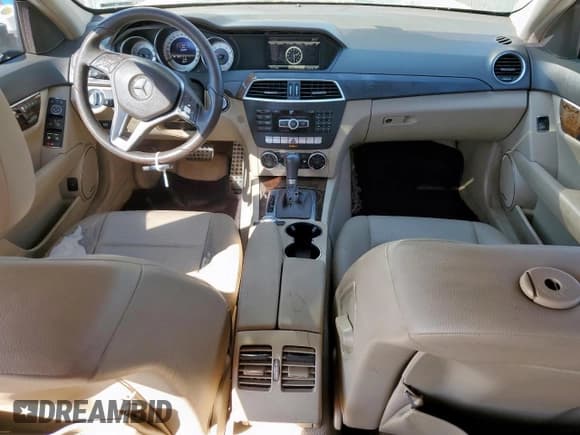 ✅ 2013 Mercedes-Benz C 250 Sport • VIN: WDDGF4HB4DR256014 • Lot: 91190995. Wystawiony na Copart z przebiegiem 141 350 mil. Bezpłatny archiwum sprzedaży aukcyjnych z USA i szczegółowy raport historii pojazdu na DreamBid. Zdjęcie 8.