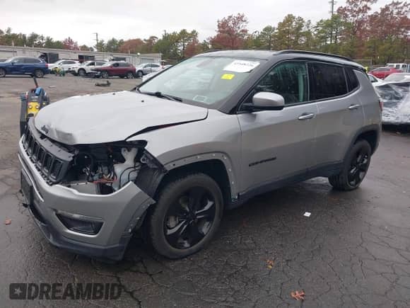 2020 Jeep Compass Latitude z VIN 3C4NJDBB5LT157233, wystawiony jako IAAI lot #43548226 z przebiegiem 34 715 mil mil oraz . Historia ofert i sprzedaży dostępna na DreamBid. Obrazek 2.