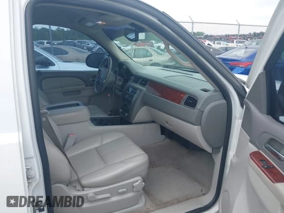 ✅ 2010 GMC Yukon SLT • VIN: 1GKUCCE07AR227268 • Lot: 42471770. Listed on IAAI with 215,047 mi. Free auction sales archive from the USA and detailed vehicle history report at DreamBid. Image 5.