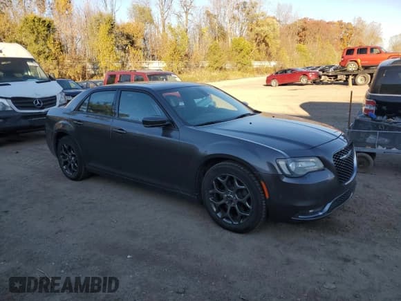 ✅ 2017 Chrysler 300 S • VIN: 2C3CCAGGXHH553263 • Lot: 90668805. Wystawiony na Copart z przebiegiem 93 985 mil. Bezpłatny archiwum sprzedaży aukcyjnych z USA i szczegółowy raport historii pojazdu na DreamBid. Zdjęcie 4.