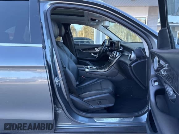 ✅ 2016 Mercedes-Benz GLC 300 • VIN: WDC0G4KB8GF019995 • Lot: 41654638. Wystawiony na IAAI z przebiegiem 143 829 mil. Bezpłatny archiwum sprzedaży aukcyjnych z USA i szczegółowy raport historii pojazdu na DreamBid. Zdjęcie 5.