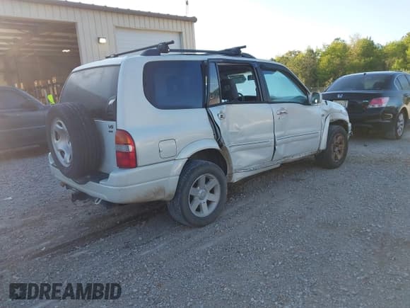 ✅ 2002 Suzuki XL7 Standard • VIN: JS3TX92VX24108435 • Lot: 42052096. Listed on IAAI with 234,430 mi. Free auction sales archive from the USA and detailed vehicle history report at DreamBid. Image 4.