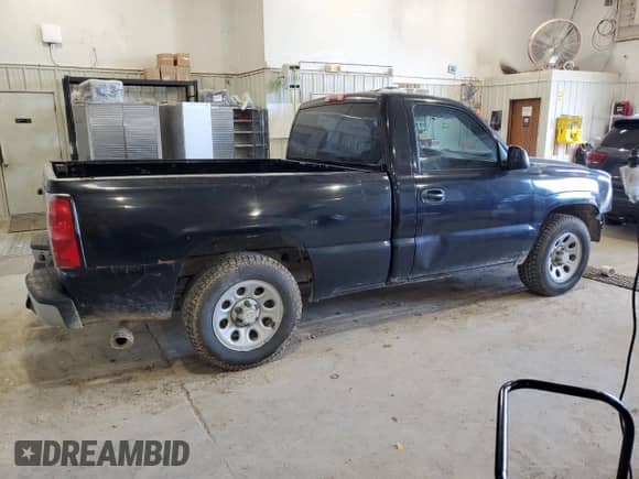 2006 Chevrolet Silverado 1500 Work Truck z VIN 1GCEC14X26Z147659, wystawiony jako Copart lot #61380865 z przebiegiem 212 465 mil mil oraz Szkoda całkowita • Salvage title. Historia ofert i sprzedaży dostępna na DreamBid. Obrazek 3.