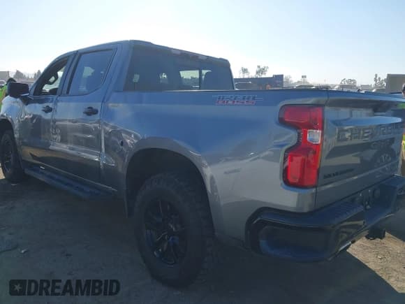 ✅ 2020 Chevrolet Silverado 1500 LT Trail Boss • VIN: 1GCPYFEL0LZ208716 • Lot: 43819614. Wystawiony na IAAI z przebiegiem 41 810 mil. Bezpłatny archiwum sprzedaży aukcyjnych z USA i szczegółowy raport historii pojazdu na DreamBid. Zdjęcie 3.