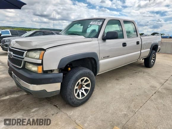 ✅ 2006 Chevrolet Silverado 2500HD Work Truck • VIN: 1GCHC23U66F225095 • Лот: 81761925. Опубликован ранее на Copart с пробегом 355 706 миль. Бесплатный доступ к архиву аукционных продаж из США и подробный отчёт об истории автомобиля на DreamBid. Изображение 1.