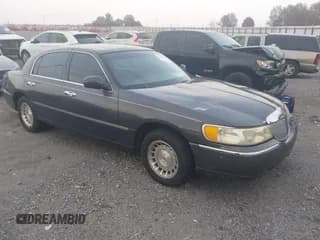✅ 1999 Lincoln Town Car Executive • VIN: 1LNHM81W2XY708640 • Lot: 43749713. Wystawiony na IAAI z przebiegiem 156 901 mil. Bezpłatny archiwum sprzedaży aukcyjnych z USA i szczegółowy raport historii pojazdu na DreamBid. Zdjęcie 1.