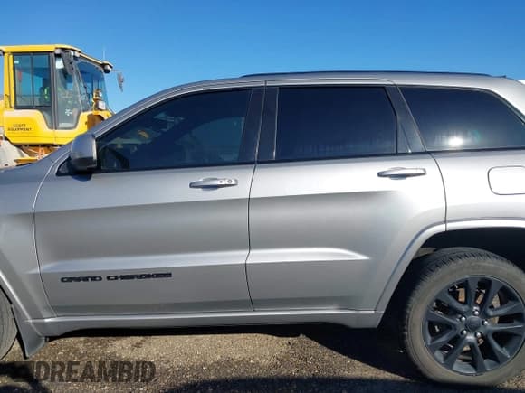 ✅ 2017 Jeep Grand Cherokee Altitude • VIN: 1C4RJFAG6HC925072 • Lot: 43470599. Wystawiony na IAAI z przebiegiem 122 598 mil. Bezpłatny archiwum sprzedaży aukcyjnych z USA i szczegółowy raport historii pojazdu na DreamBid. Zdjęcie 14.