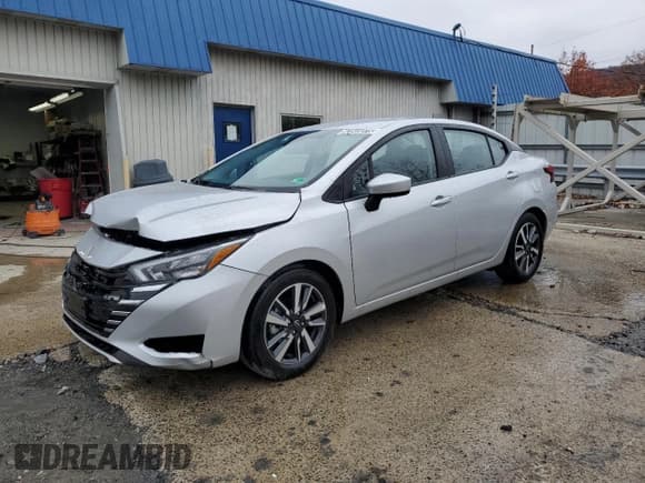 ✅ 2025 Nissan Versa SV • VIN: 3N1CN8EV8SL867060 • Лот: 92345075. Опубликован ранее на Copart с пробегом 8 784 миль. Бесплатный доступ к архиву аукционных продаж из США и подробный отчёт об истории автомобиля на DreamBid. Изображение 1.