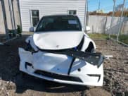 ✅ 2024 Tesla Model Y Long Range • VIN: 7SAYGDEE6RF186297 • Lot: 43597490. Wystawiony na IAAI z przebiegiem Nie podano. Bezpłatny archiwum sprzedaży aukcyjnych z USA i szczegółowy raport historii pojazdu na DreamBid. Zdjęcie 11.